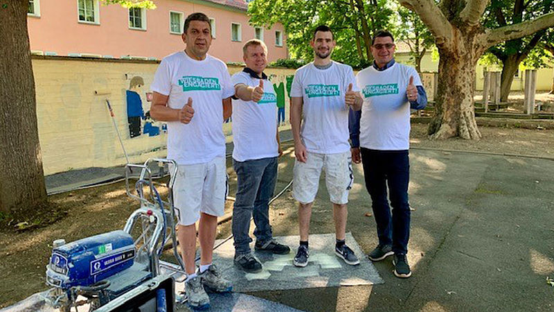 Wiesbaden Engagiert 2019 – das Team der W. Birk Baudekoration saniert die Schulhofmauer der Brüder-Grimm-Schule