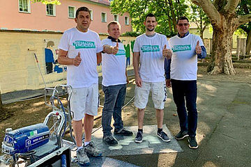 Wiesbaden Engagiert 2019 – das Team der W. Birk Baudekoration saniert die Schulhofmauer der Brüder-Grimm-Schule