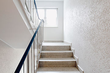 Treppenhaussanierung in Wiesbaden, Rheintalstraße – Wände und Decken streichen