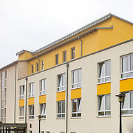 Unterschiedliche Gelbtöne verschönern nun die Fassade der Residenz.